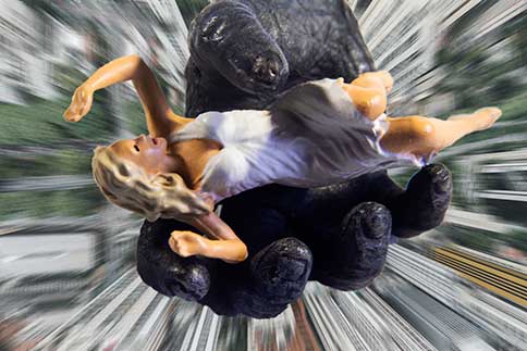 Ann Darrow in Kong's hand