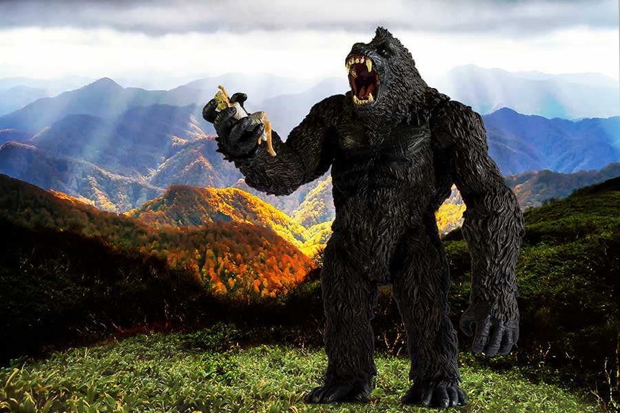 King Kong holds Ann Darrow